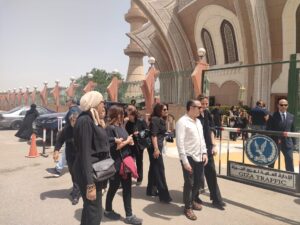 6 لقطات من جنازة نبيل سالم زوج الإعلامية سناء منصور.. الحزن على وجهها 3 جنازة نبيل سالم زوج الإعلامية سناء منصور