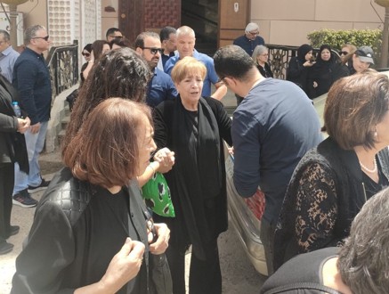 6 لقطات من جنازة نبيل سالم زوج الإعلامية سناء منصور.. الحزن على وجهها