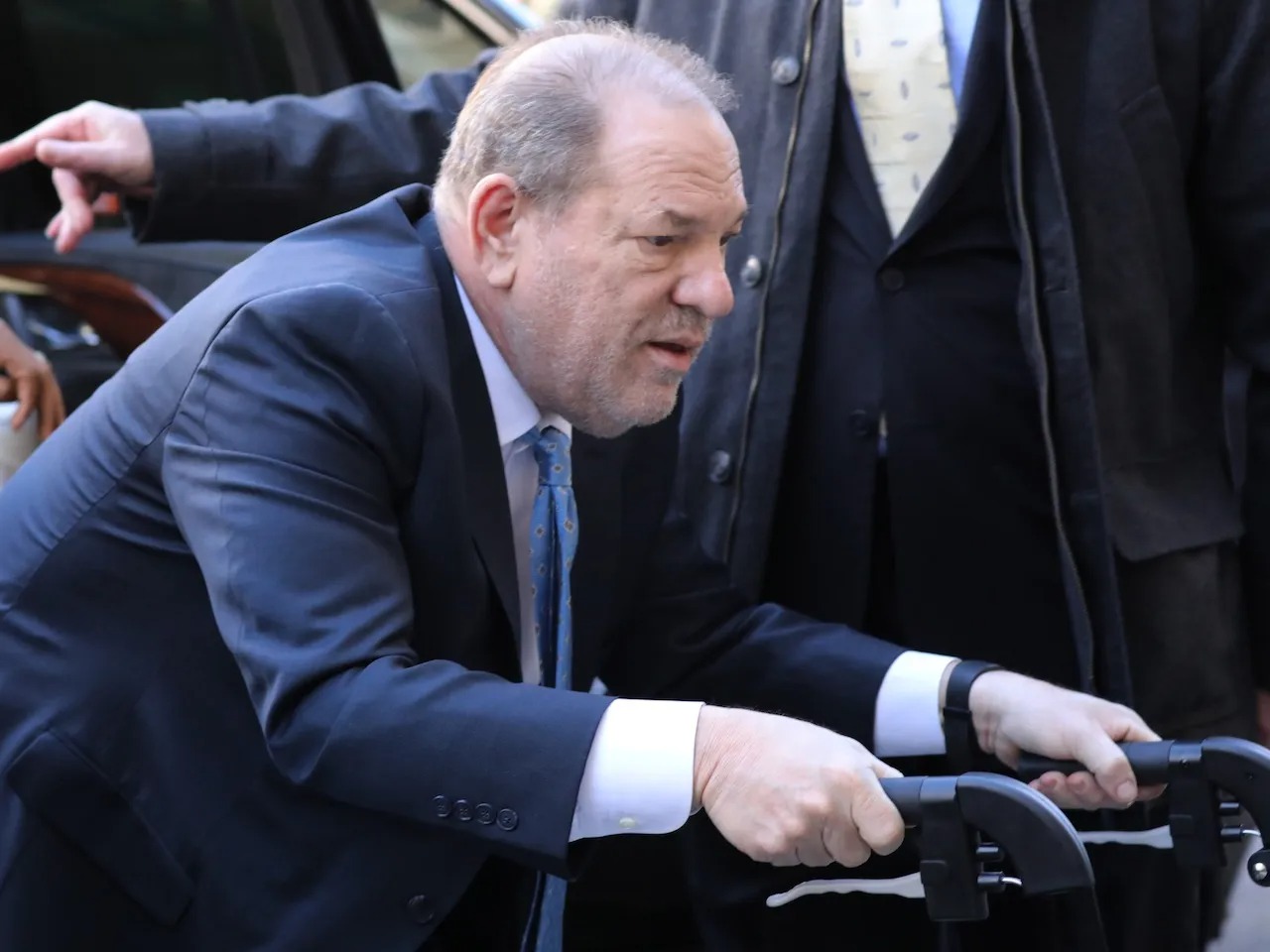 هارفي واينستين ينهار صحيا داخل السجن ومحاميه يصرخ: أنقذوه