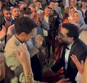 رقص عصام عمر ومحمد الدباح في حفل زفاف المؤلف