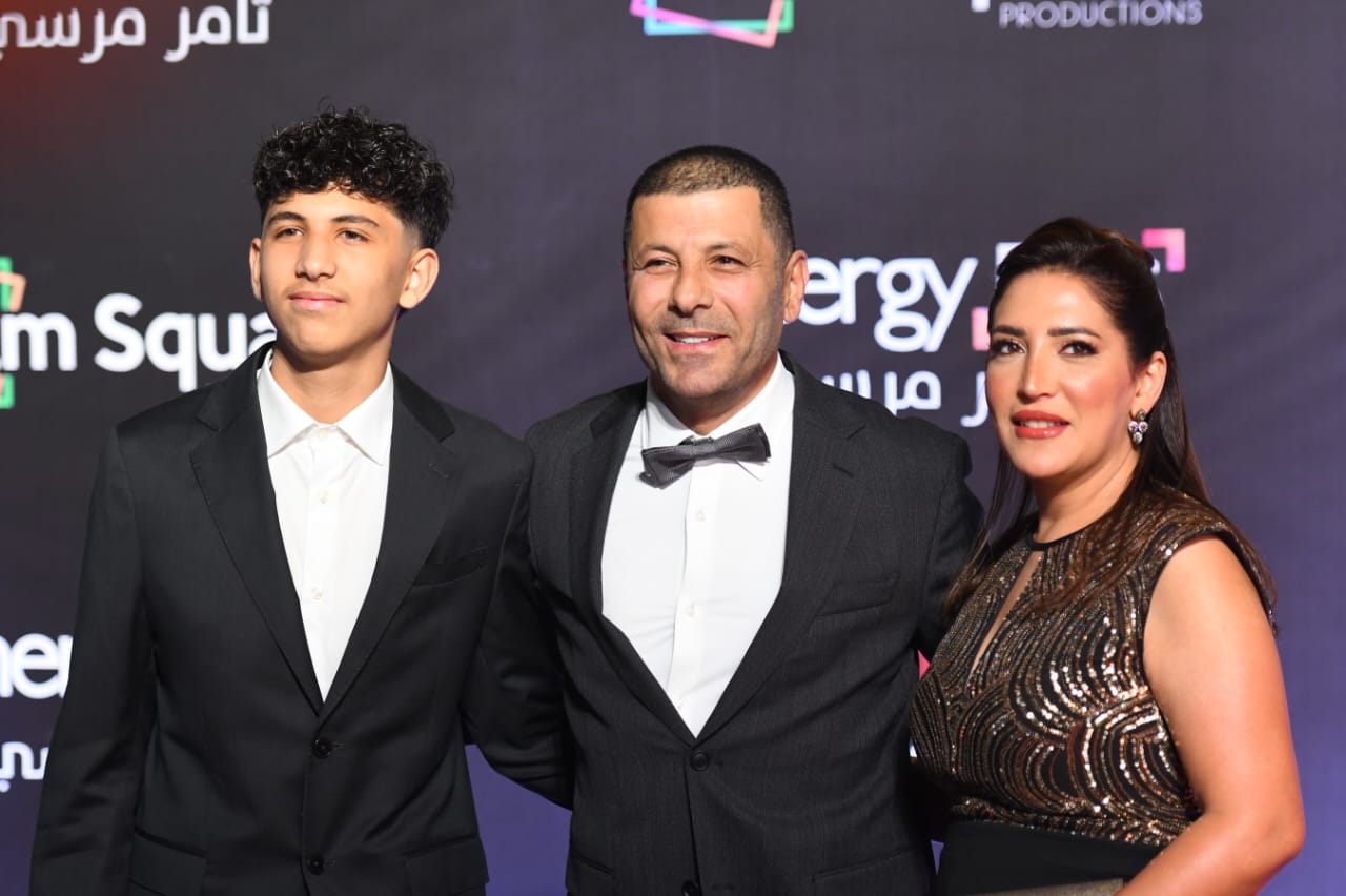 اياد نصار وزوجته وابنه