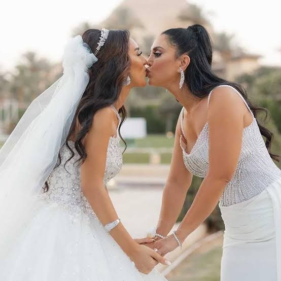 من هي والدة رنا رئيس ؟ 1 والدة رنا رئيس مع شقيقتها