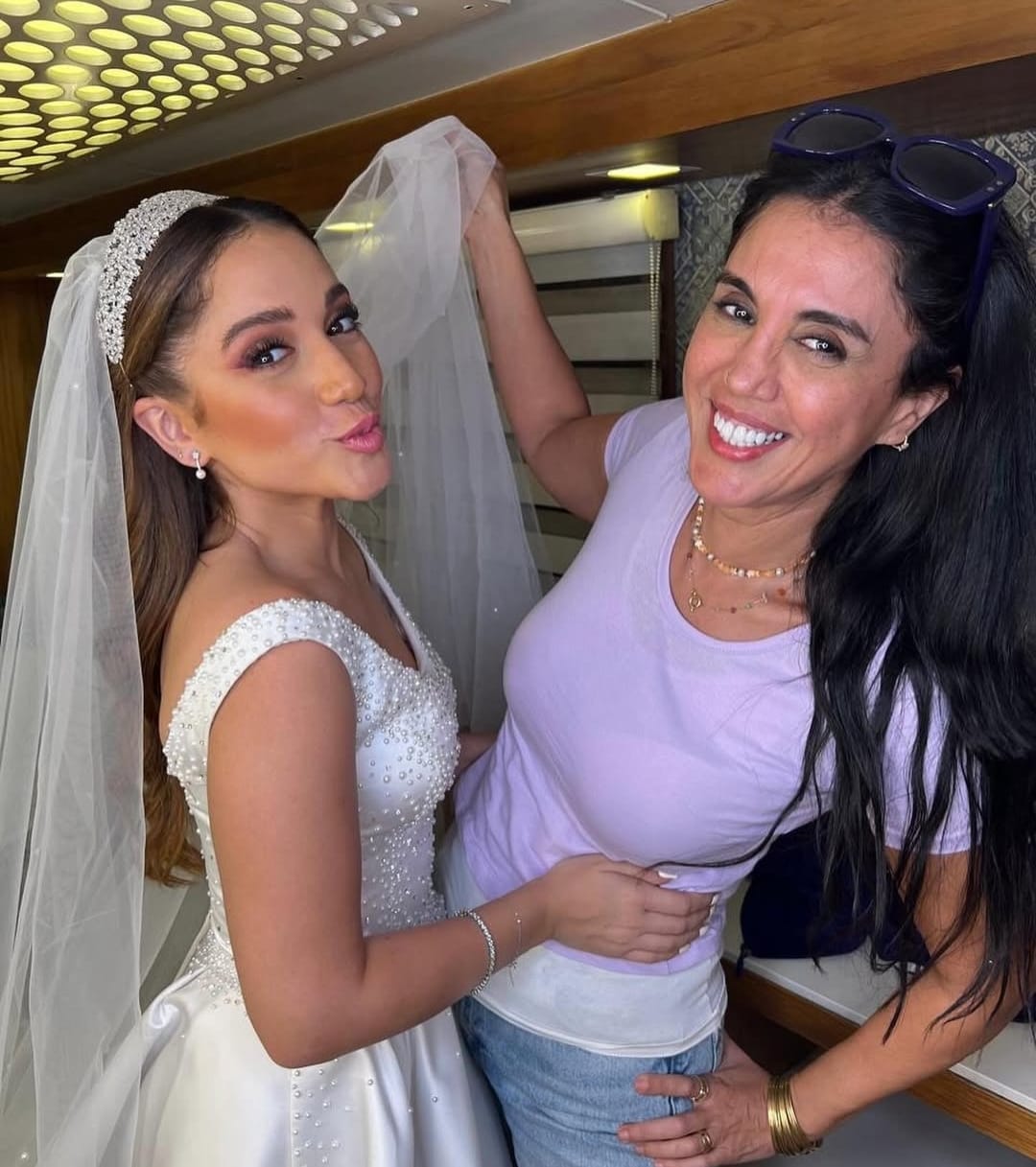 رنا مع والدتها في كواليس موضوع عائلي