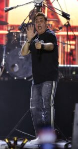 المغني حكيم