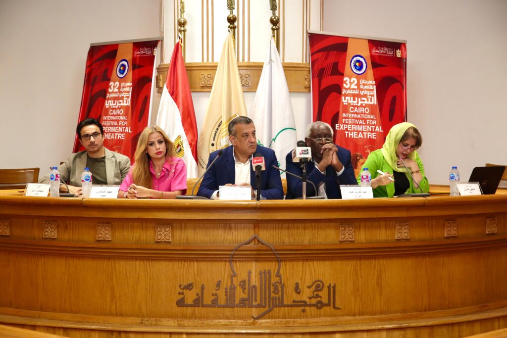 المسرح والذكاء الاصطناعي في مهرجان القاهرة التجريبي ما بين الإبداع الإنساني وتهديد الصناعة 1 دكتورة منتهي طارق حسين ودكتور سليمان محمد آرتي