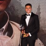 مصطفى عماد يهدي تكريمة  في حفل توزيع جوائز دير جيست للمخرج محمد سامي الفنان مصطفي عماد