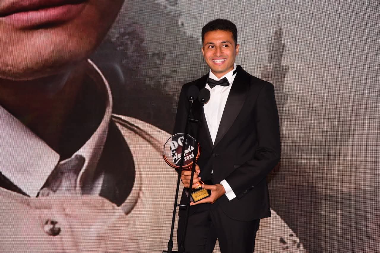 مصطفى عماد يهدي تكريمة  في حفل توزيع جوائز دير جيست للمخرج محمد سامي