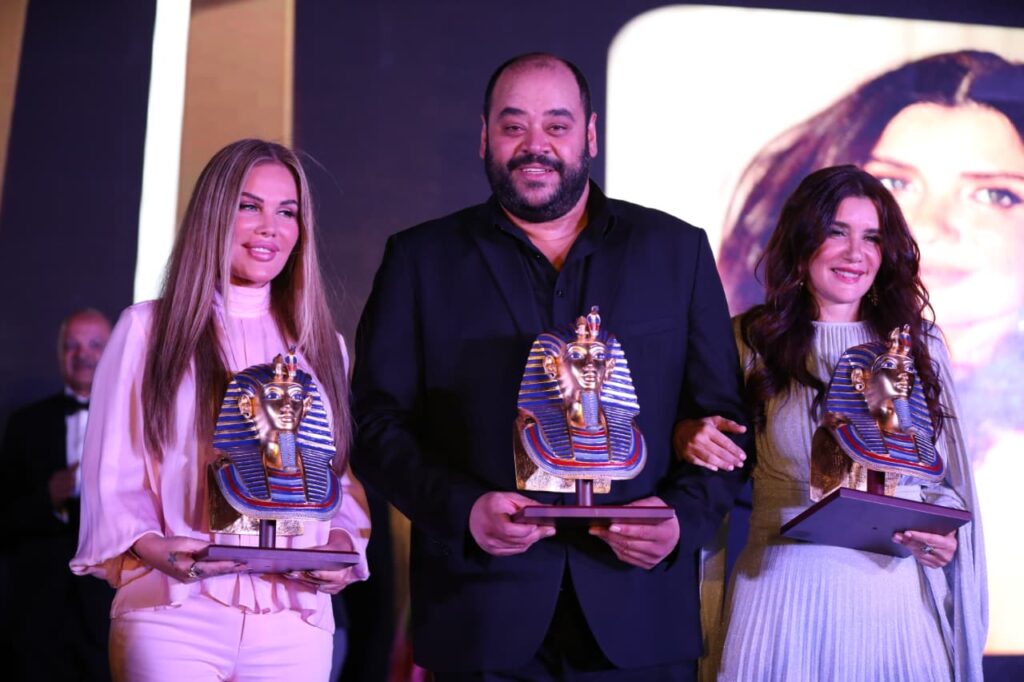 محمد ممدوح يتسلم تكريمه في افتتاح مهرجان الغردقة لسينما الشباب