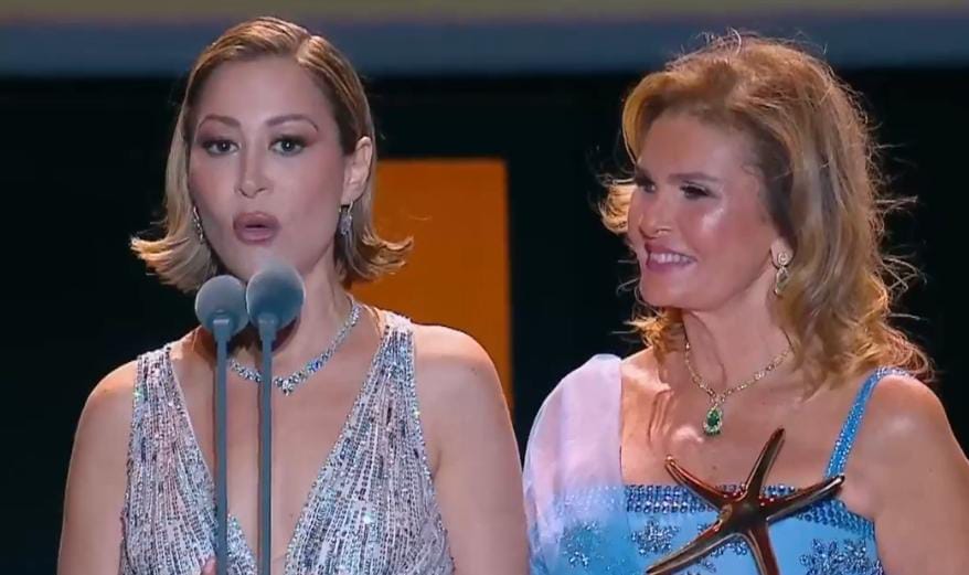 يسرا تقدم الجائزة، وطه دسوقي يشعل الأجواء بفقرته الساخرة.. ونجوم الفن يتألقون على السجادة الحمراء