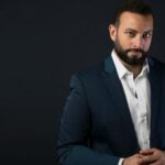 بعد نجاحه مع عائشة بن أحمد.. أحمد عثمان يشارك في معرض القاهرة للكتاب بـ«عقد الهانم» و«الوارث» أحمد عثمان