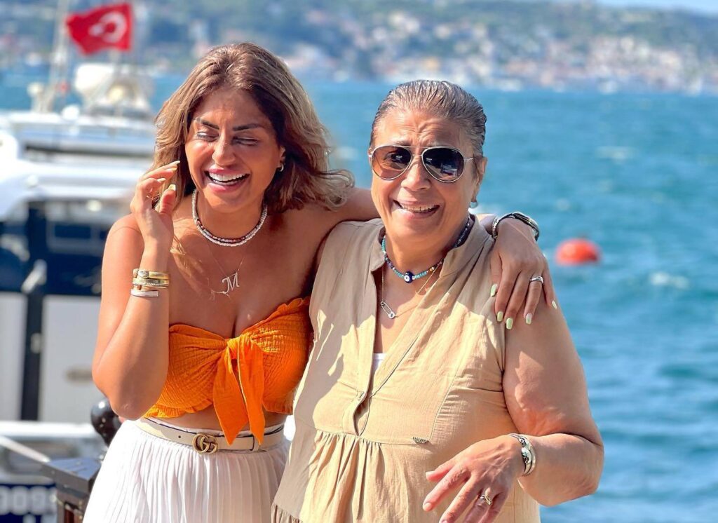 منة فضالي ووالدتها