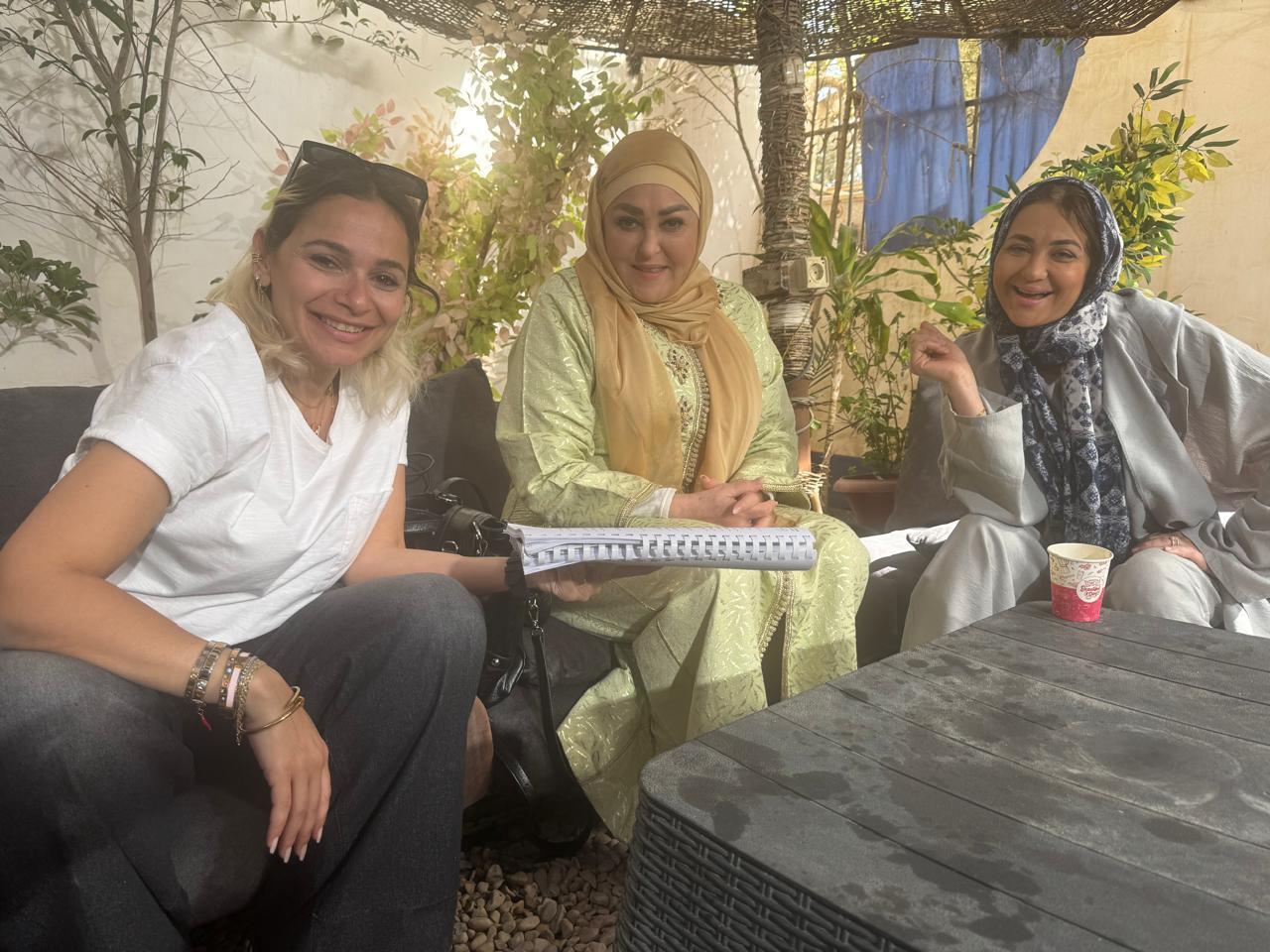 بالصور- كواليس «عائلة مصرية جدًا» لـ نهال عنبر ومروة عبد المنعم قبل طرحه