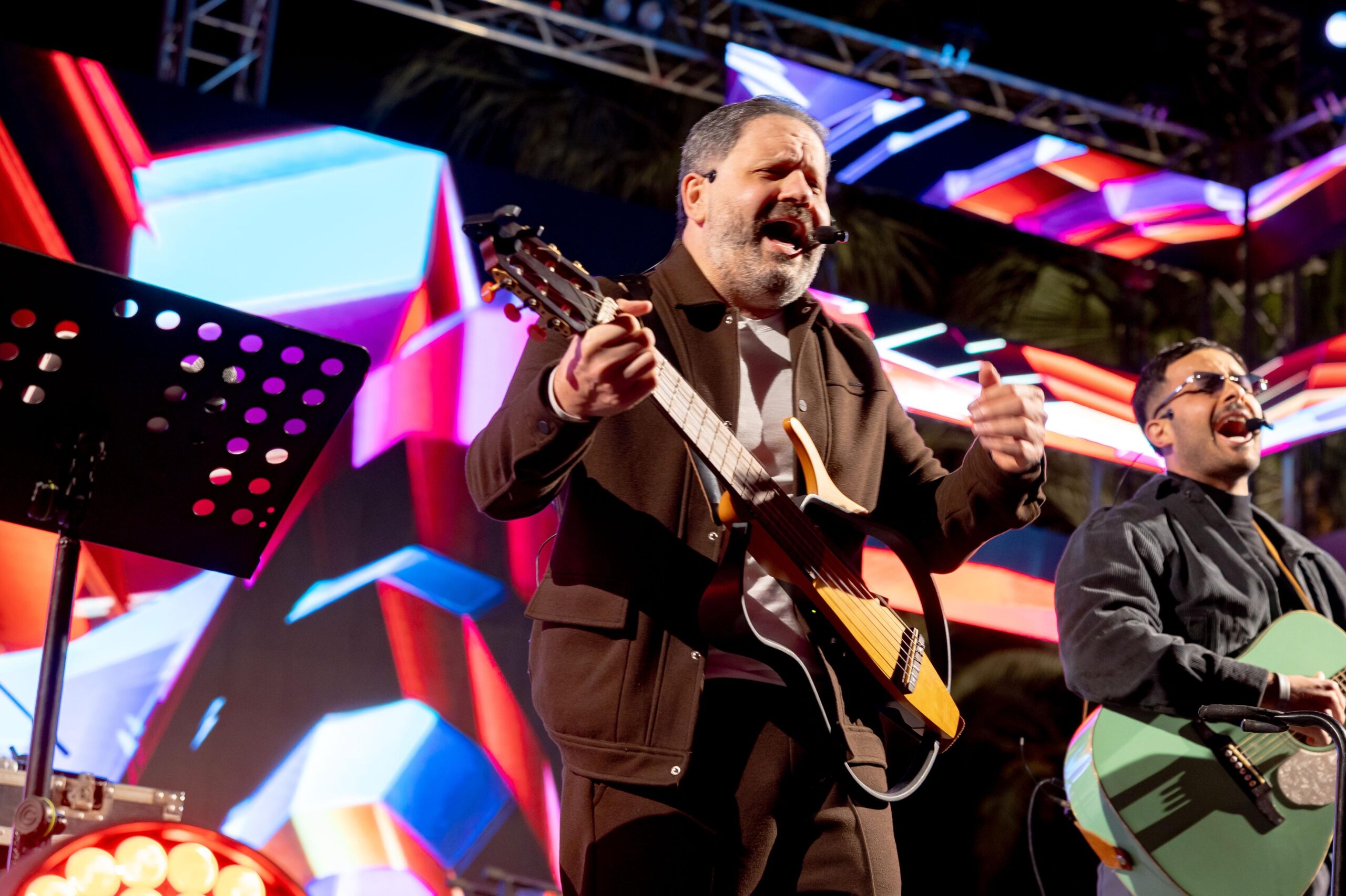 بالصور .. فريق &ldquo;شارموفرز&rdquo; وإدوارد يختتمون سهرات العيد في فيورد نويبع بحفل عالمي