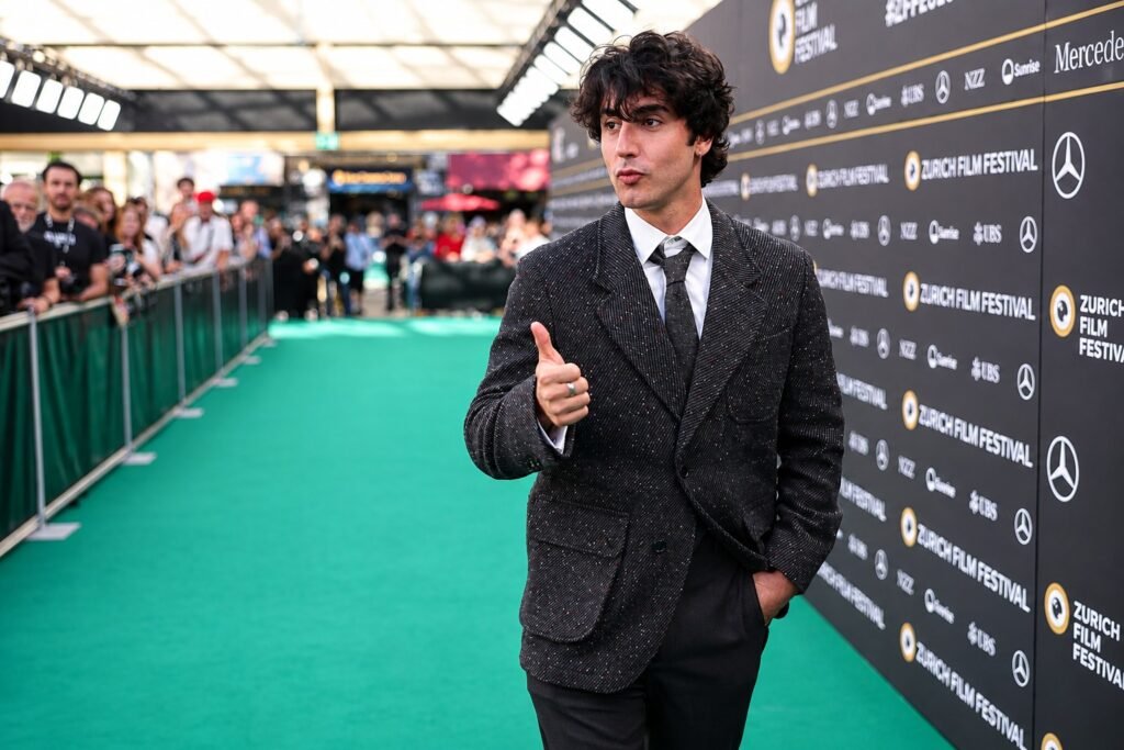 أنتوني إيبوليتو يجسد شخصية النجم سيلفستر ستالون في فيلم I Play Rocky أنتوني إيبوليتو يجسد شخصية النجم سيلفستر ستالون في فيلم I Play Rocky