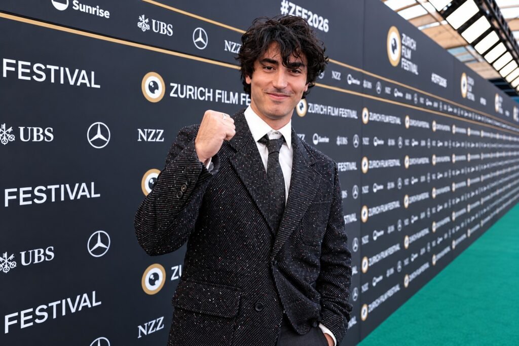 أنتوني إيبوليتو يجسد شخصية سيلفستر ستالون في فيلم I Play Rocky أنتوني إيبوليتو يجسد شخصية سيلفستر ستالون في فيلم I Play Rocky