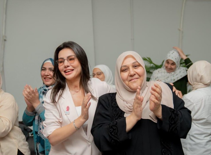 بهية تستقبل دينا فؤاد في زيارة إنسانية لدعم محاربات سرطان الثدي