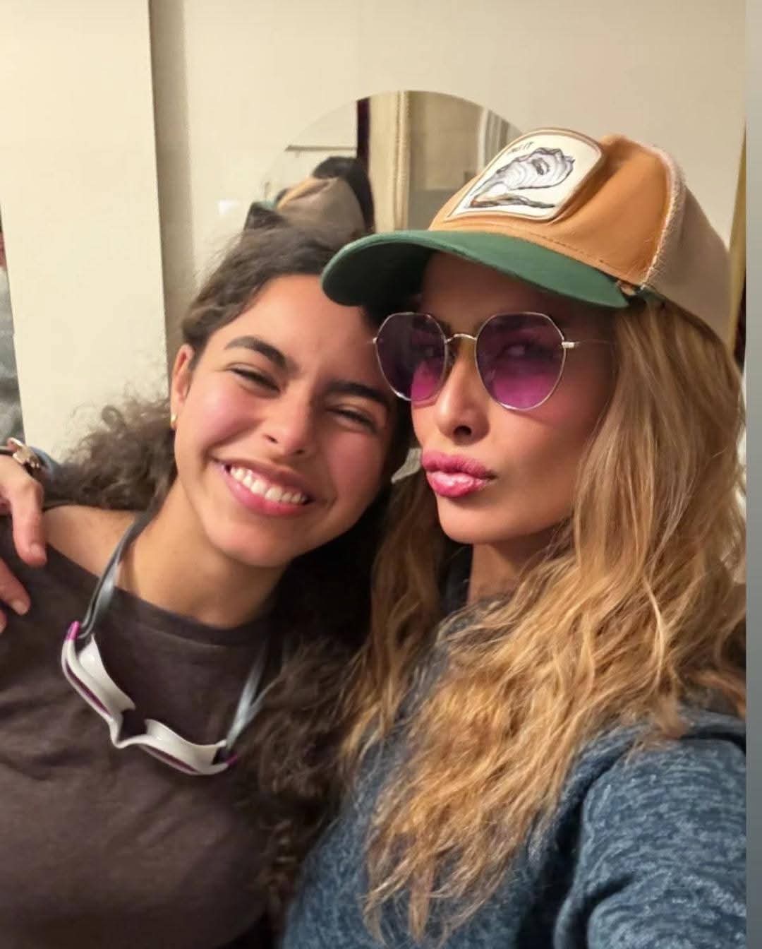 ابنة شيرين عبدالوهاب تظهر مع زينة وشقيقتها في جلسة عائلية