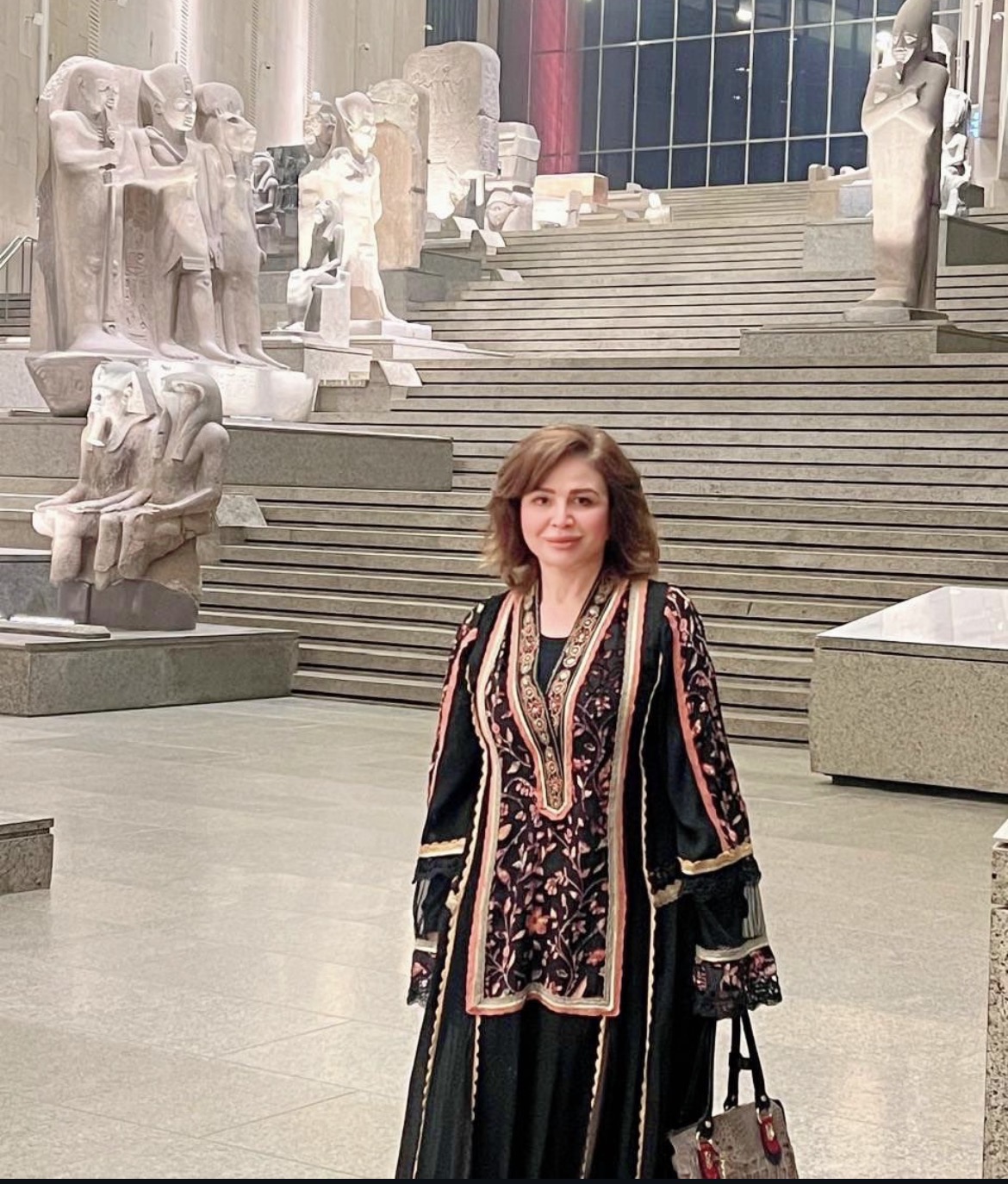 إلهام شاهين تعبر عن فخرها بمصريتها في المتحف المصري الكبير