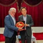 حسين فهمي وفان يون نائب رئيس التحرير في مجموعة الصين للإعلام